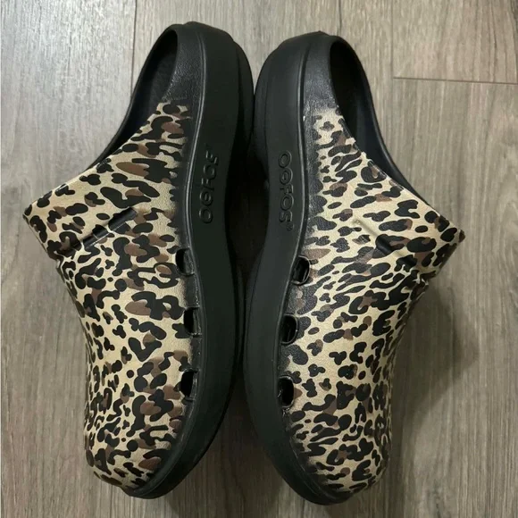 OOFOS Leopard Print Mules - Picture 6 of 8